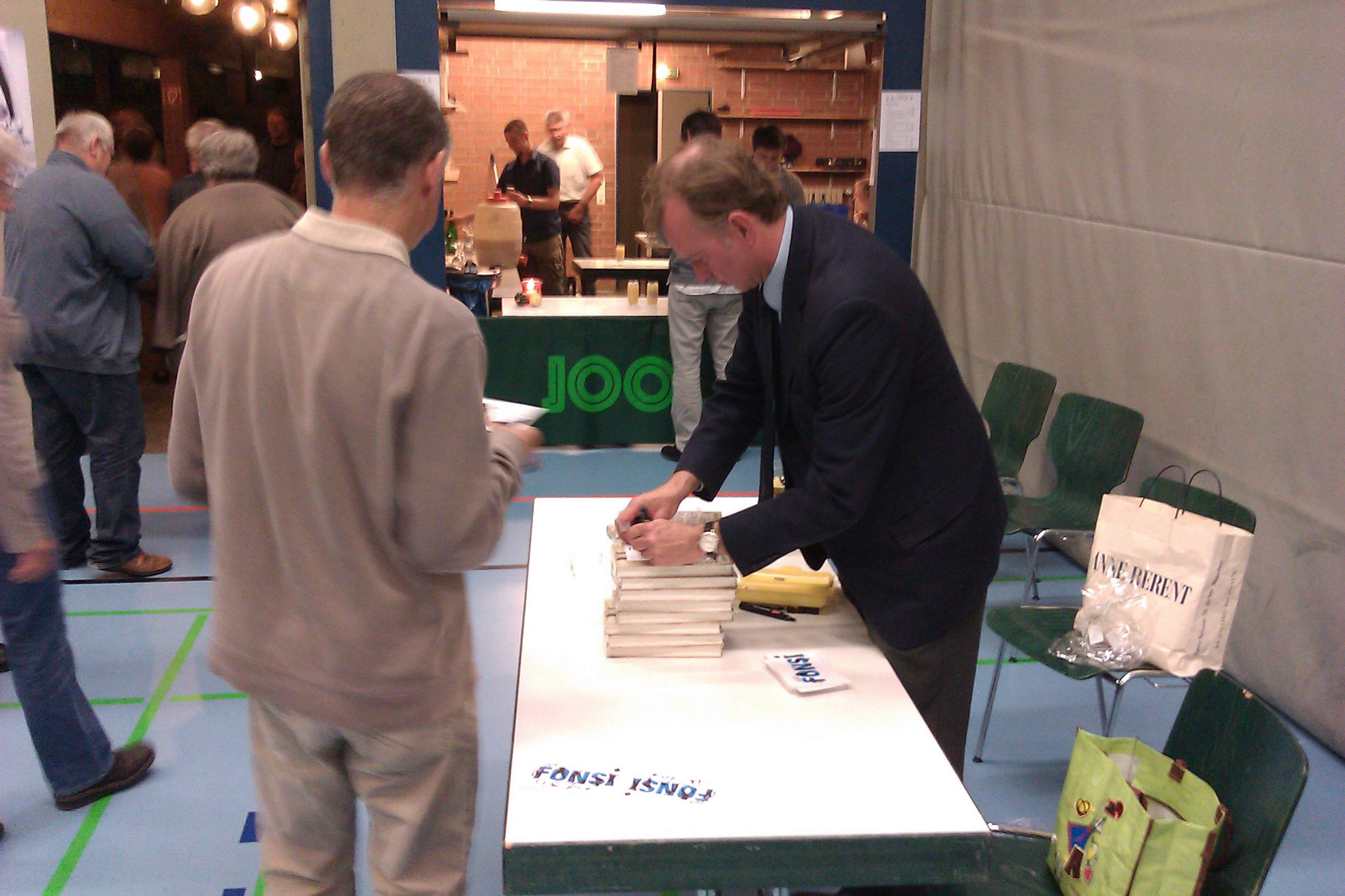 Christian Springer, alias Fonsi, gab nach seiner Vorstellung noch fleißig Autogramme