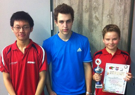 Die Pokalsieger von links: Yiyao Tang, Bastian Schömig und mit den Pokal Daniel Schlagmüller.